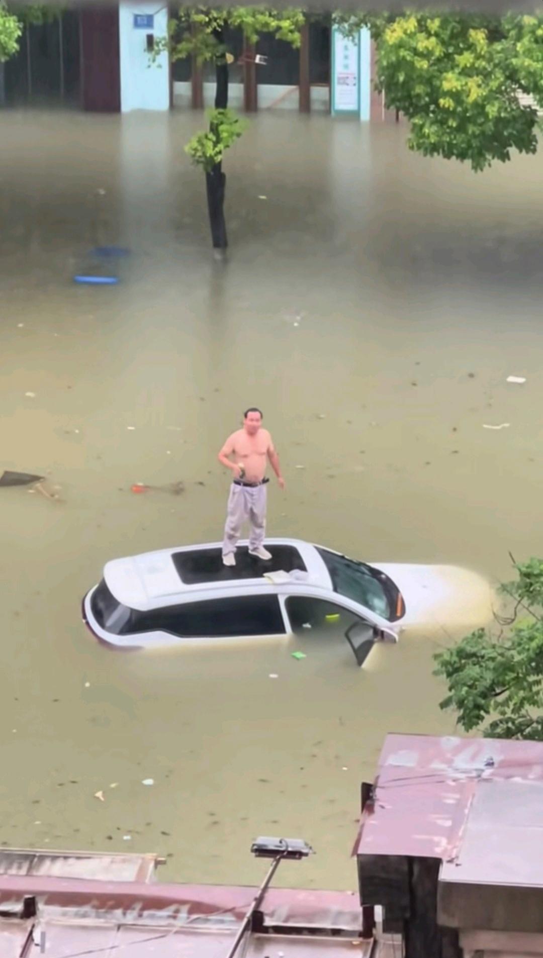 暴雨水淹搞笑图图片