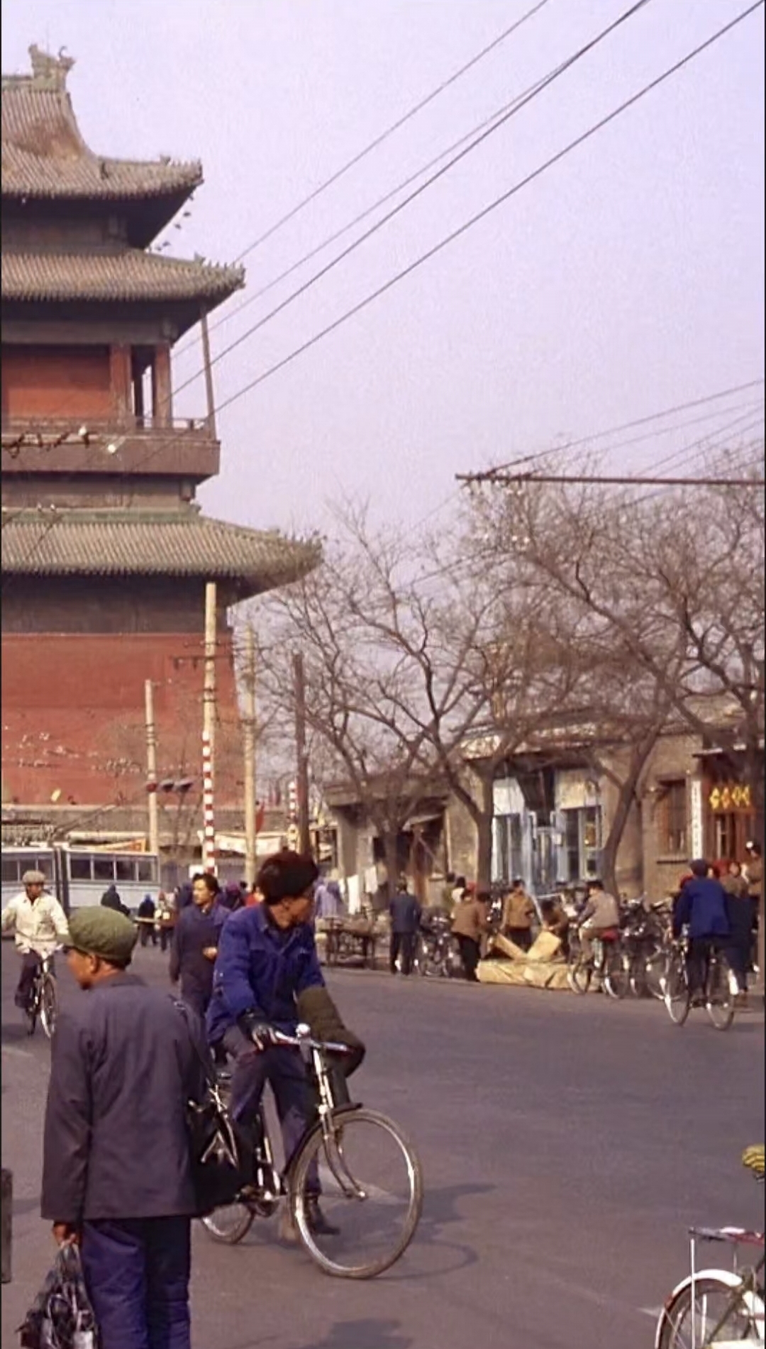 1982年的北京鼓楼  鼓楼就在北京的中轴线上,正好是鼓楼东大街和