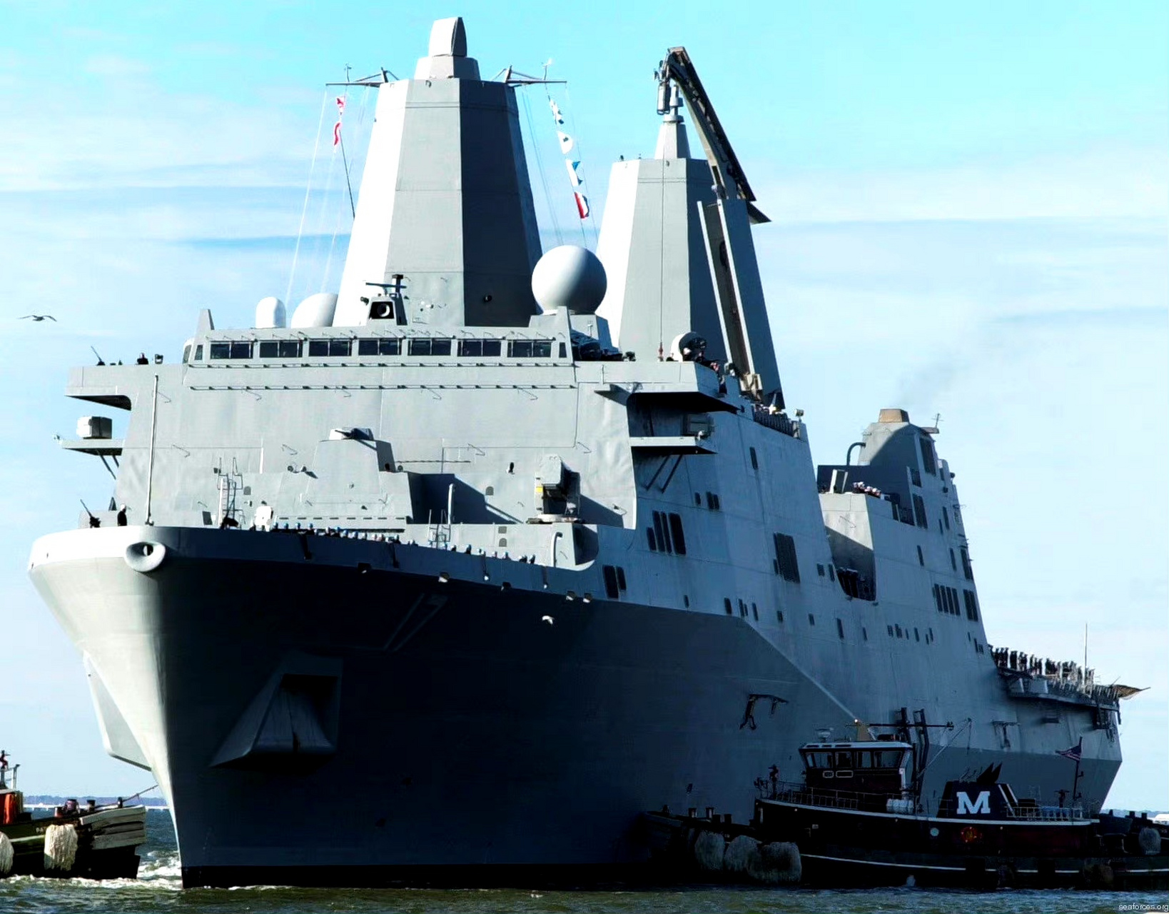 舰船欣赏:分享一组美国海军圣安东尼奥级船坞运输舰,该舰采用了先进的