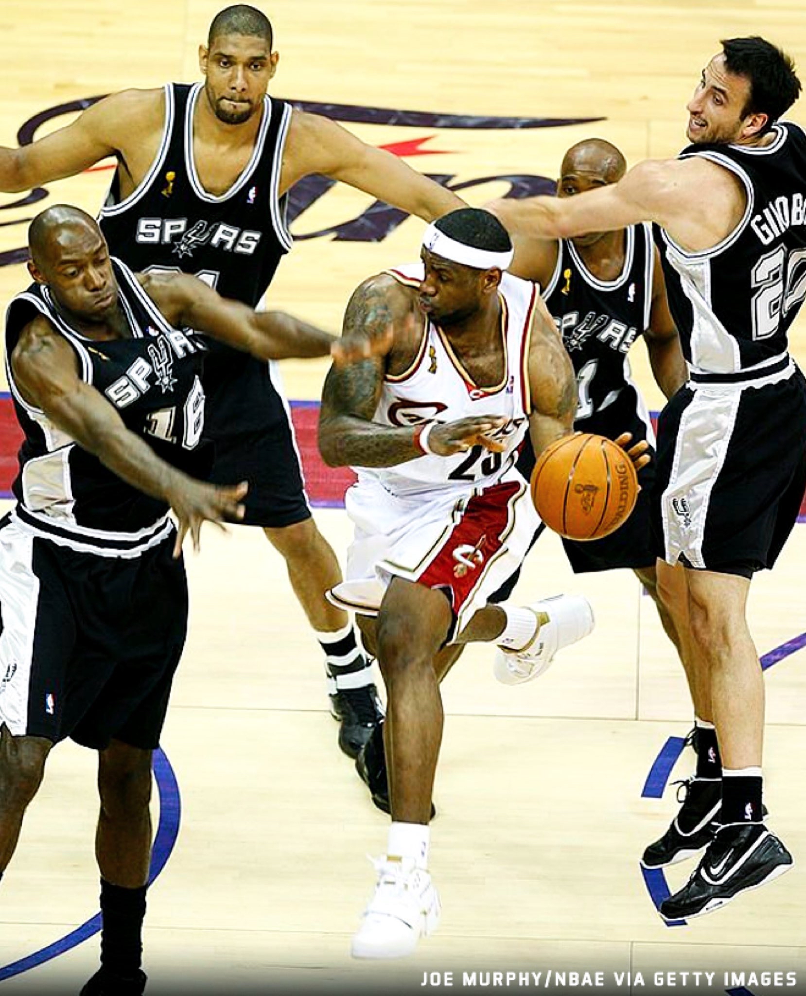 22 岁的勒布朗在 2007 年 nba 总决赛中对阵马刺队动态连更挑战