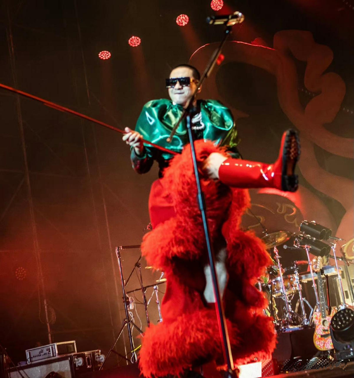 当然,音乐被二手玫瑰演绎得够劲爆,梁龙的打扮也是相当炸裂啊,姨味