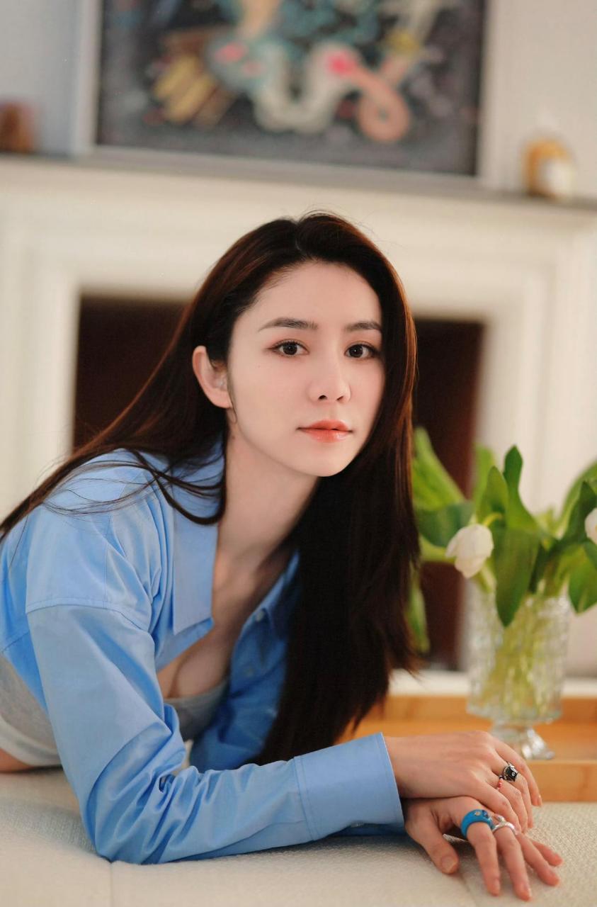 林峯老婆张馨月的身材太好了吧,生完孩子还有腹肌,对着镜子自拍自信