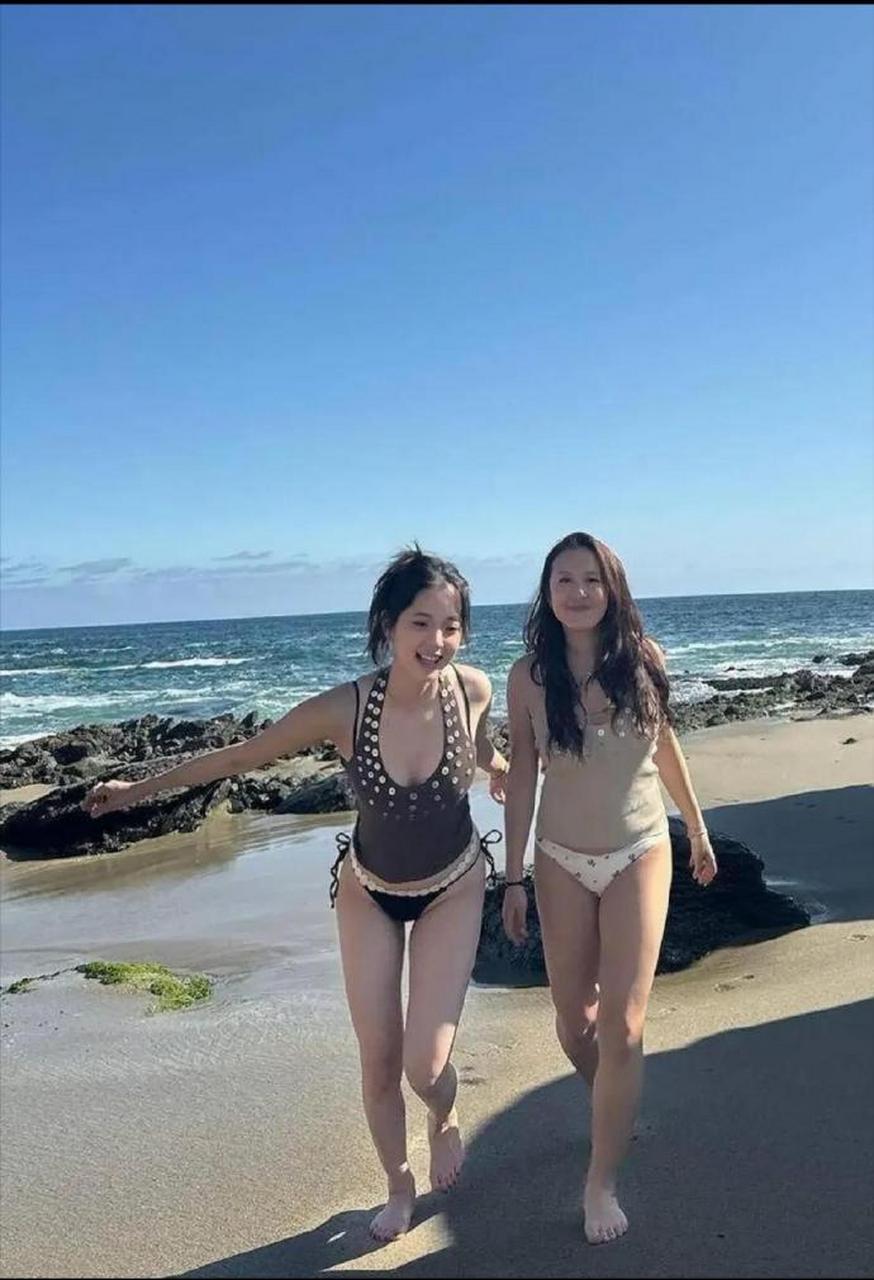 欧阳娜娜晒出泳装照片,美得让人惊叹,小姑娘真是长大了