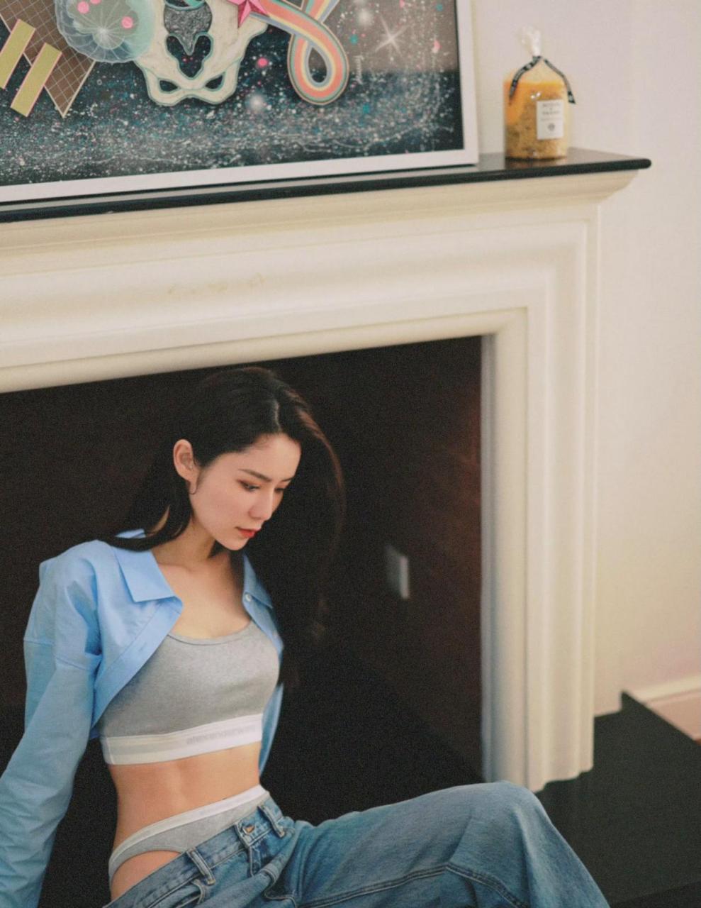 林峯老婆张馨月的身材太好了吧,生完孩子还有腹肌,对着镜子自拍自信