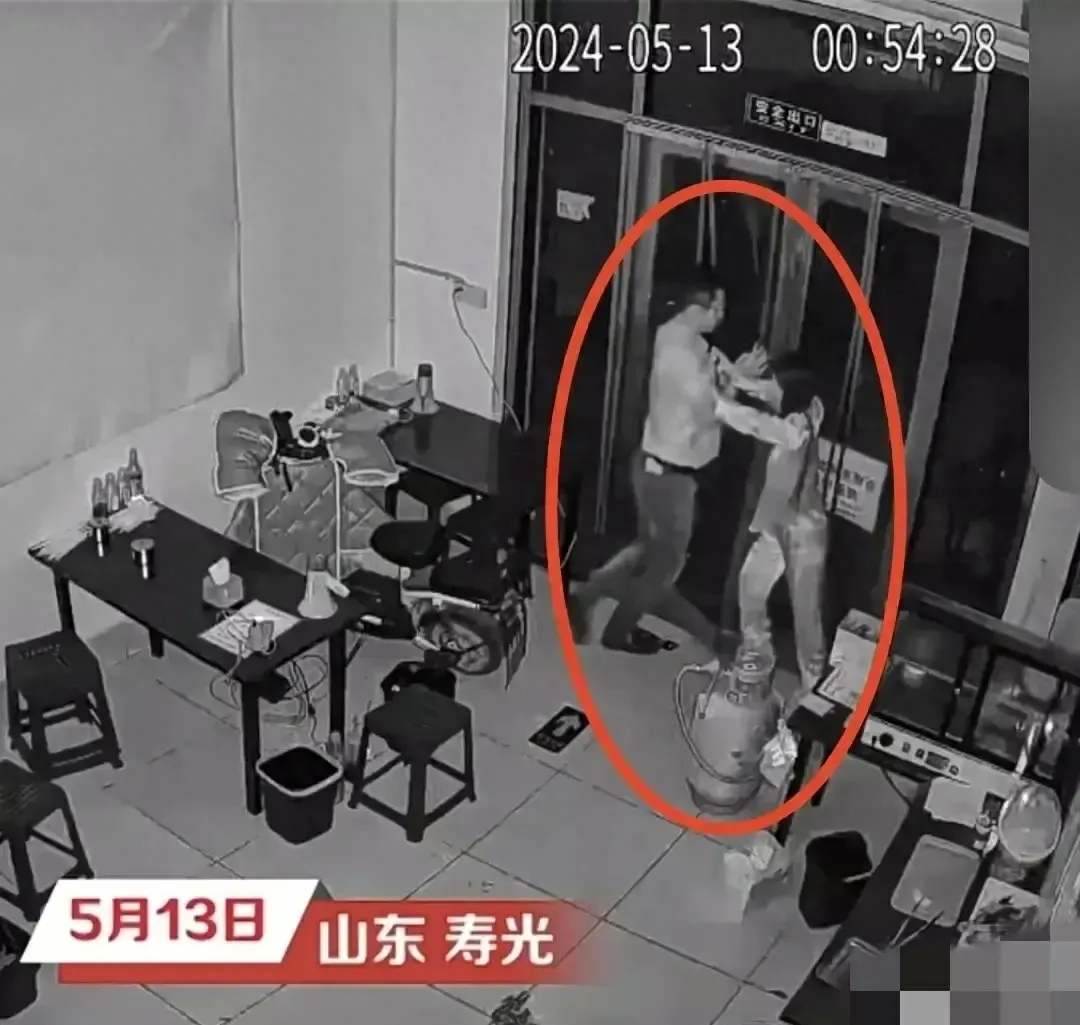 "关灯摸我,搂我",5月13日,山东寿光,一男子假装"买饮料",进店后立马