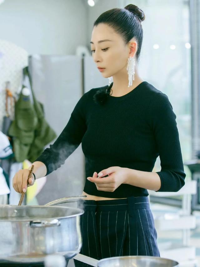 45岁殷桃的豪宅:庭院堪比植物园,室内绿植家居太治愈了