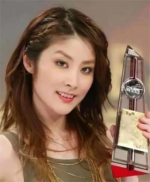 雷颂德回香港探亲:打扮时尚和陈慧琳叙旧,移居英国6年做设计师