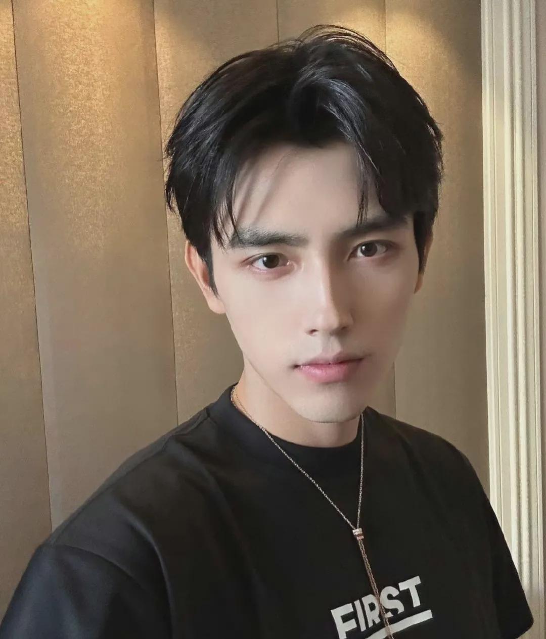 陈飞宇重拾了阳光大男孩的形象,头发打理得整洁利落,脸部轮廓也变得