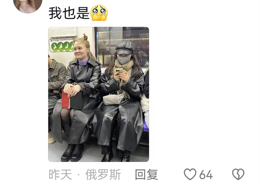 女子精心打扮地铁撞衫大妈,网友晒图安慰她:跟我比这都不叫事儿