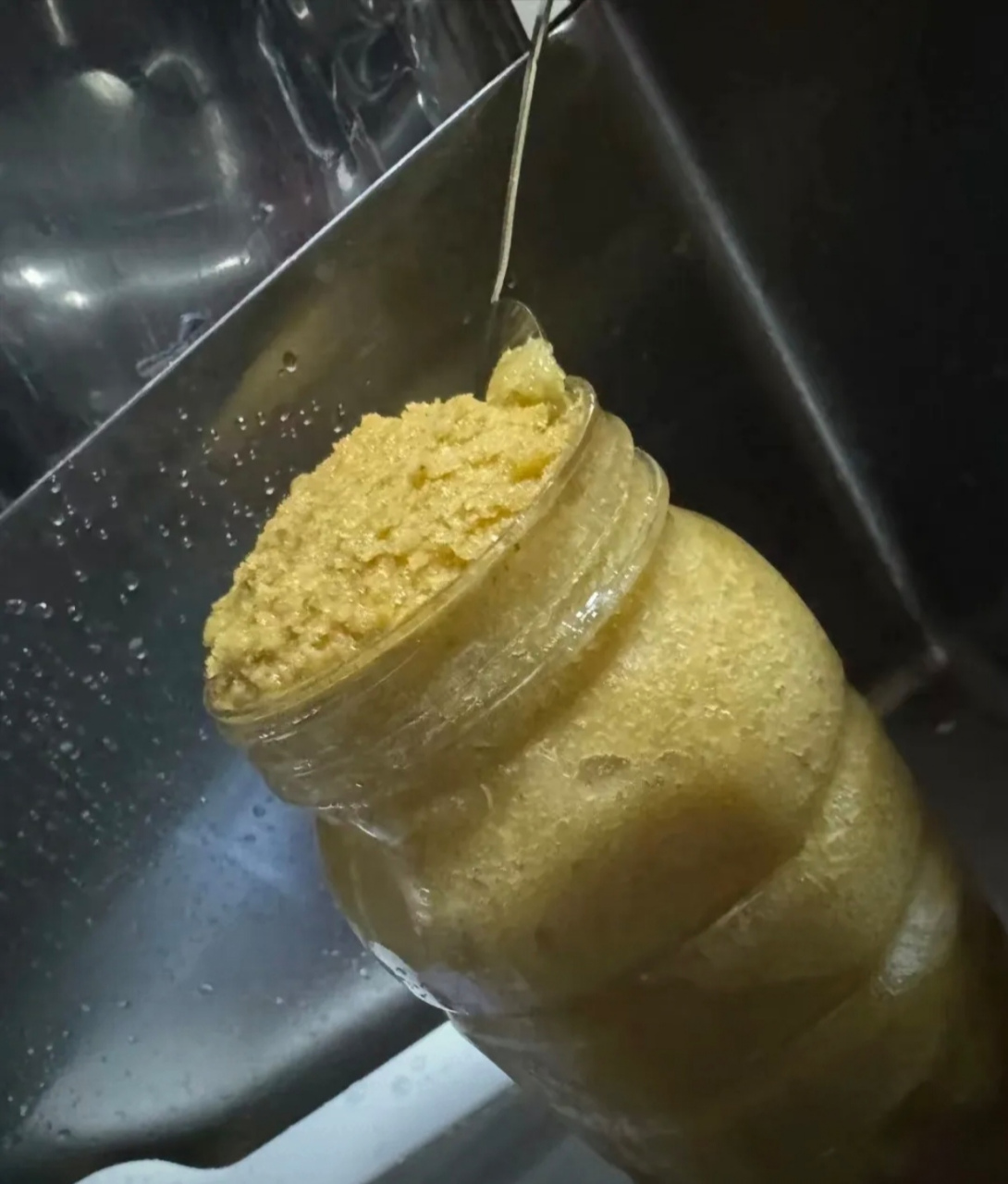 买的蜂蜜放冰箱里凝固了是假的嘛(我们买的蜂蜜在冰箱里)