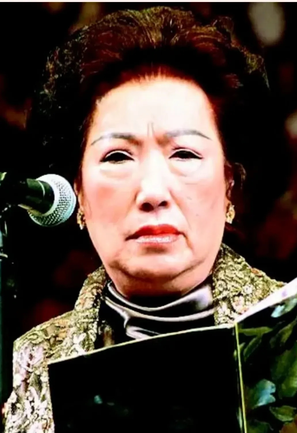 都说女生男相挺好,余宝珠算是典型的女生男相那种,年轻时看着不漂亮