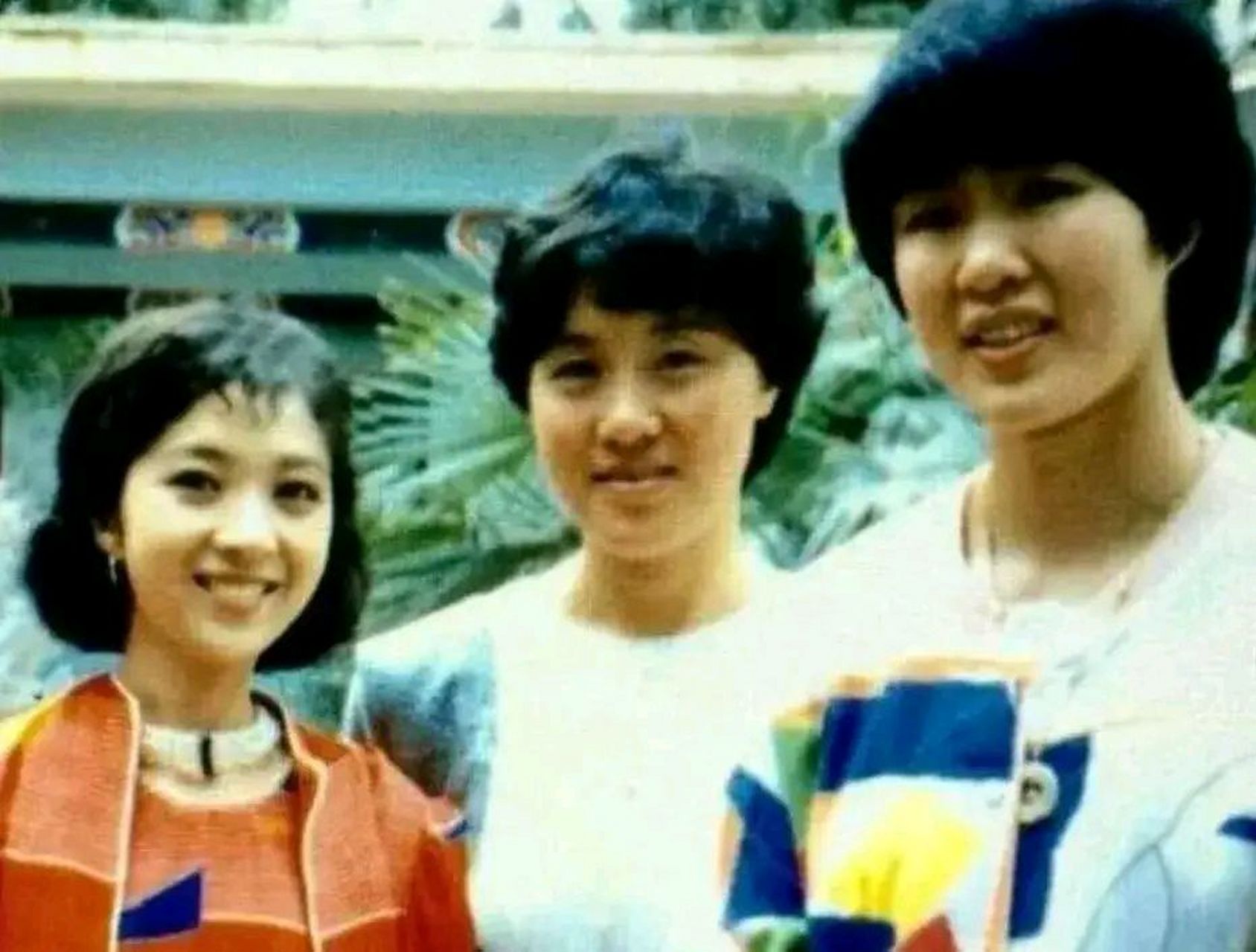 郎平,张蓉芳,龚雪合影,张荣芳把一生都献给了体育事业,是女排辉煌的