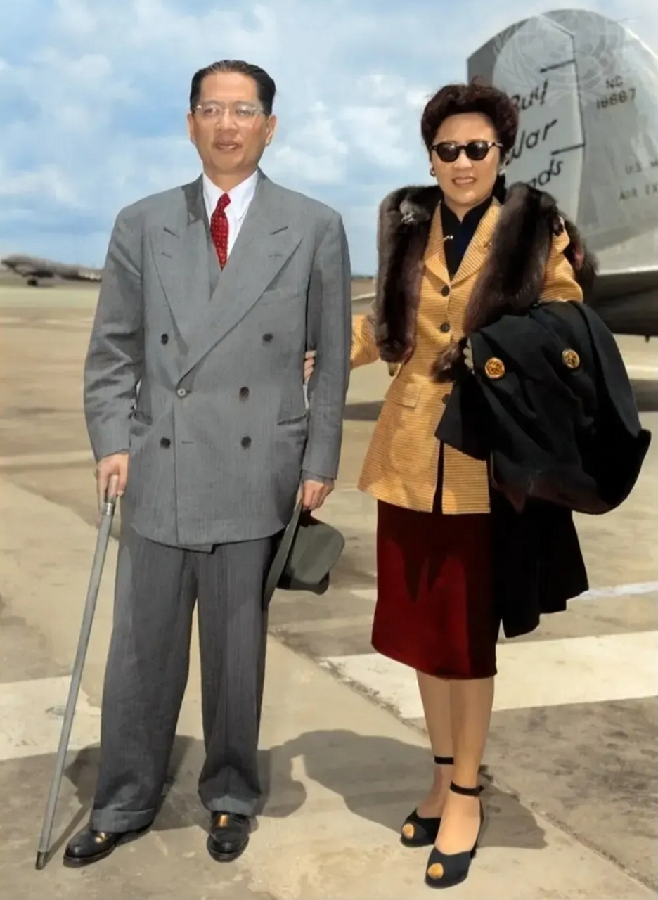 四十年代,财政部长宋子文与夫人张乐怡在机场的珍贵合影,照片中宋子文