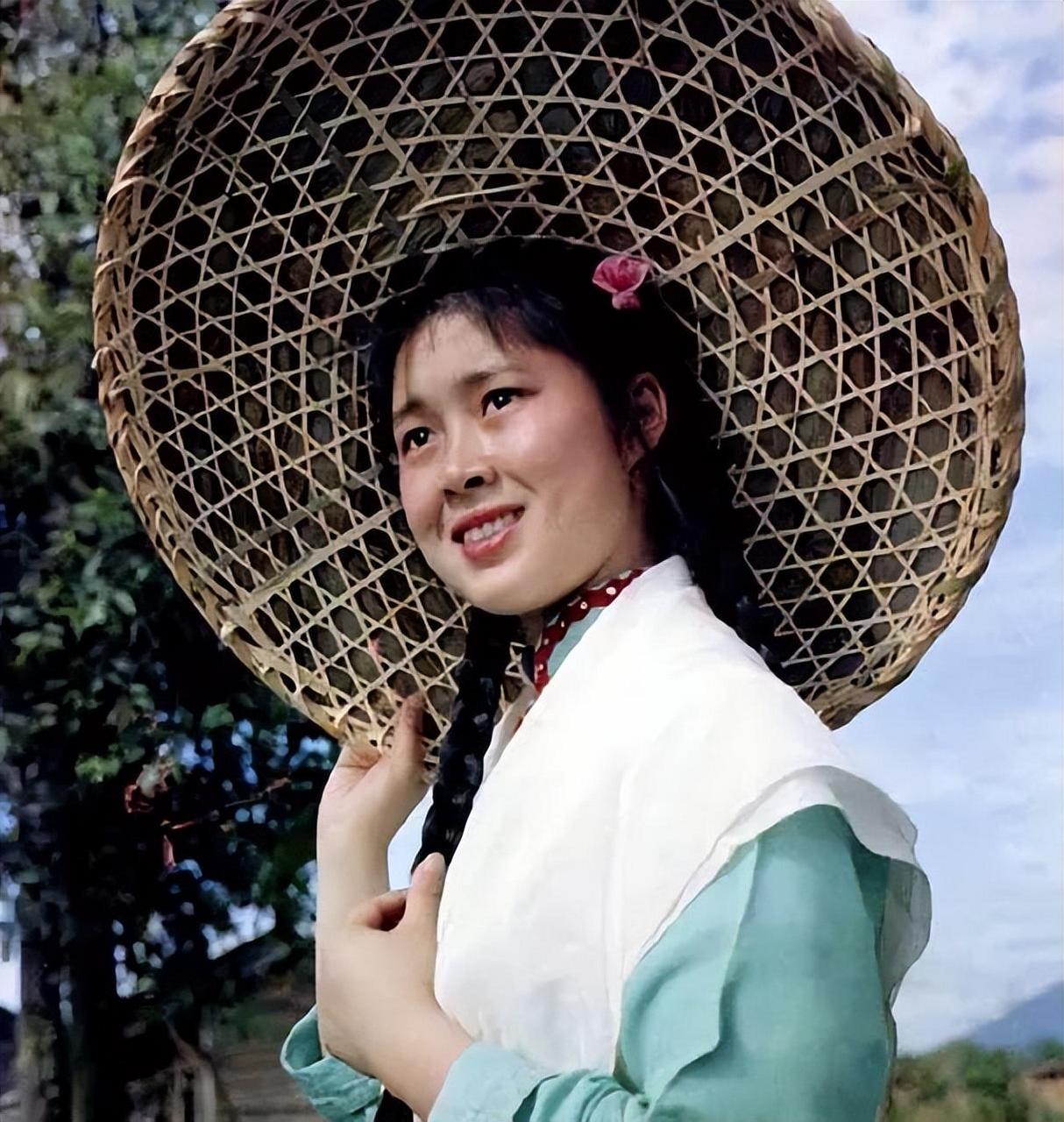 电影《刘三姐》的扮演者——黄婉秋,照片拍摄于1962年.