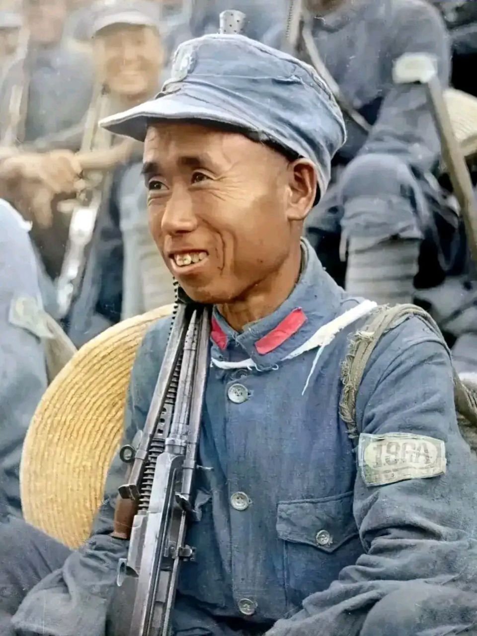 抗战时期,真实的抗日老兵留影,照片中这位战士穿着破旧但整齐的军装