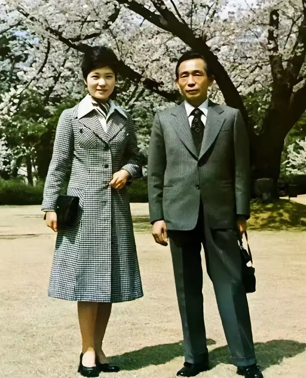 "时光的烙印:朴槿惠与父亲的最后合影"  1974年的那个春天