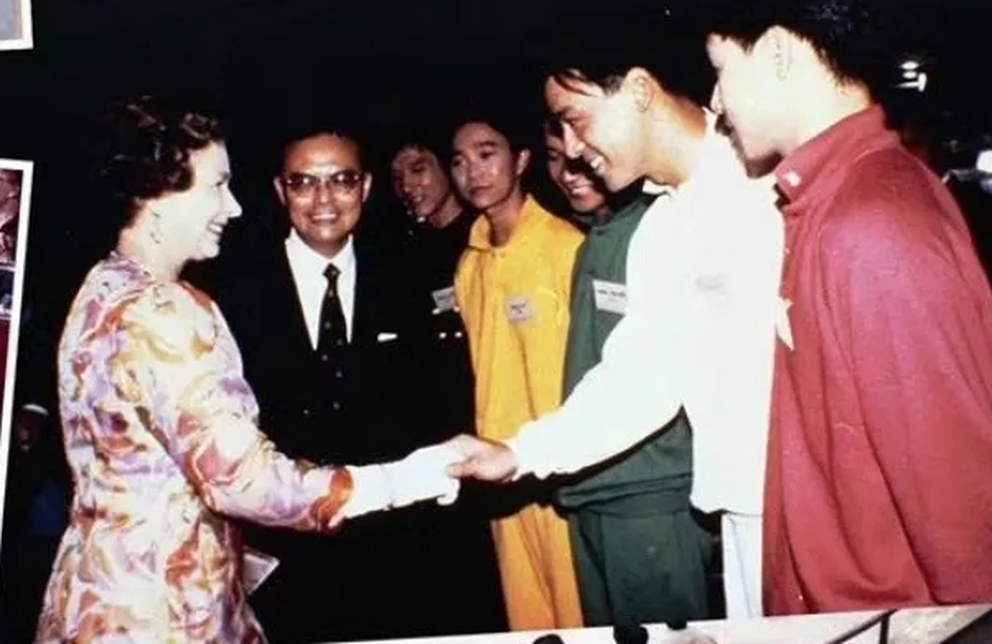 1986年10月,英女王伊丽莎白二世访问香港时,接见香港巨星钟镇涛