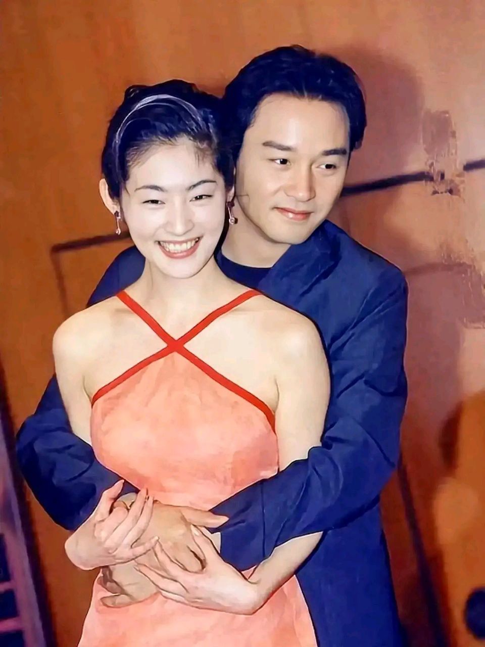 哥哥张国荣和日本女演员常盘贵子的罕见合影,照片中哥哥穿着蓝色西装