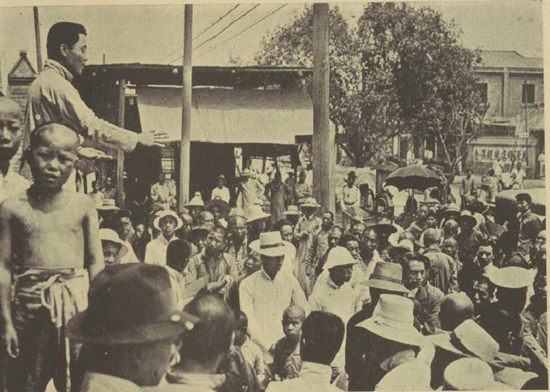 1919年6月4日-5日,全国性反对政府运动,学生们游街示威.