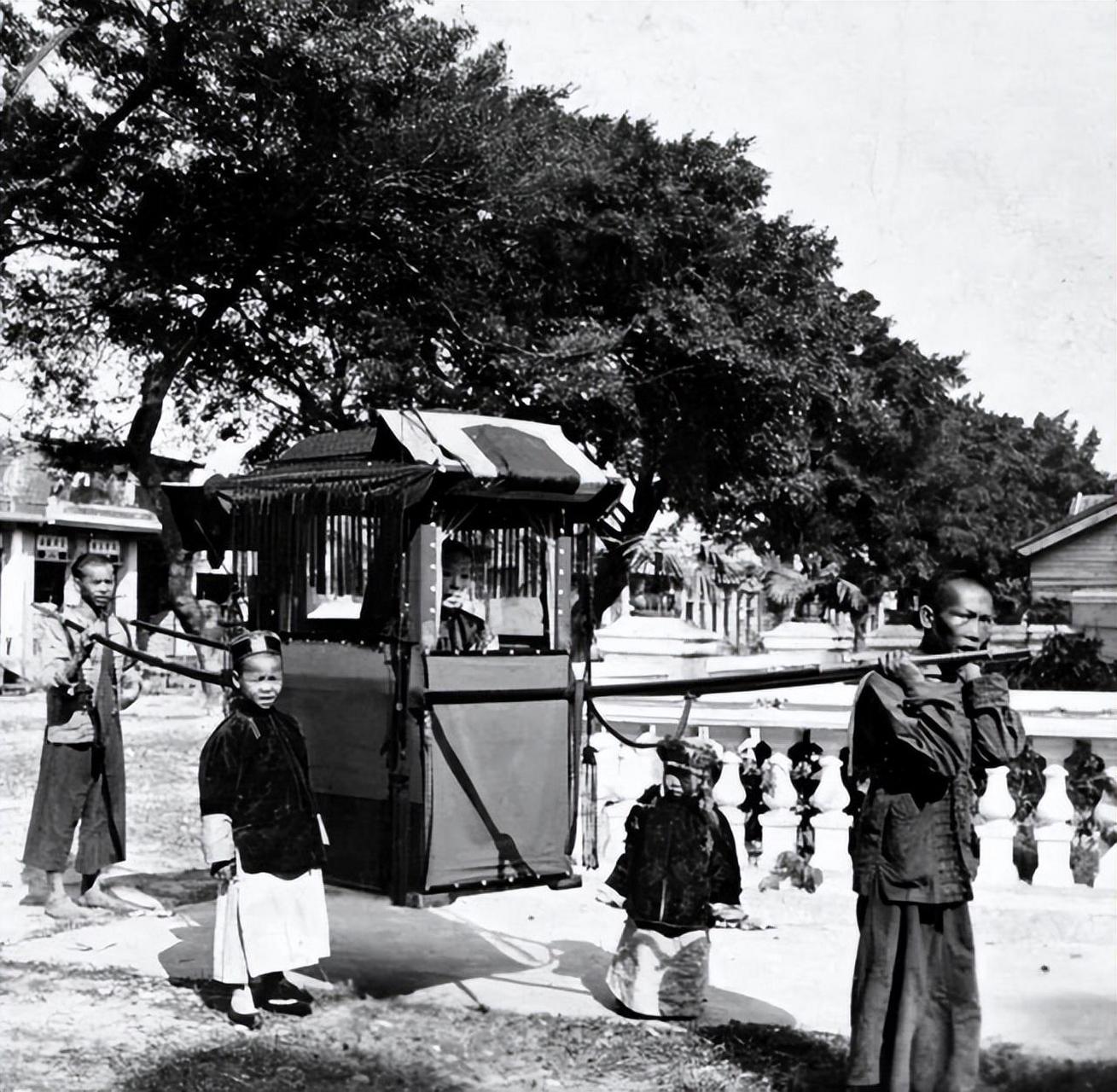 图中两名轿夫正赤着脚抬着轿子,而旁边伺候的两位小厮也都是衣冠楚楚