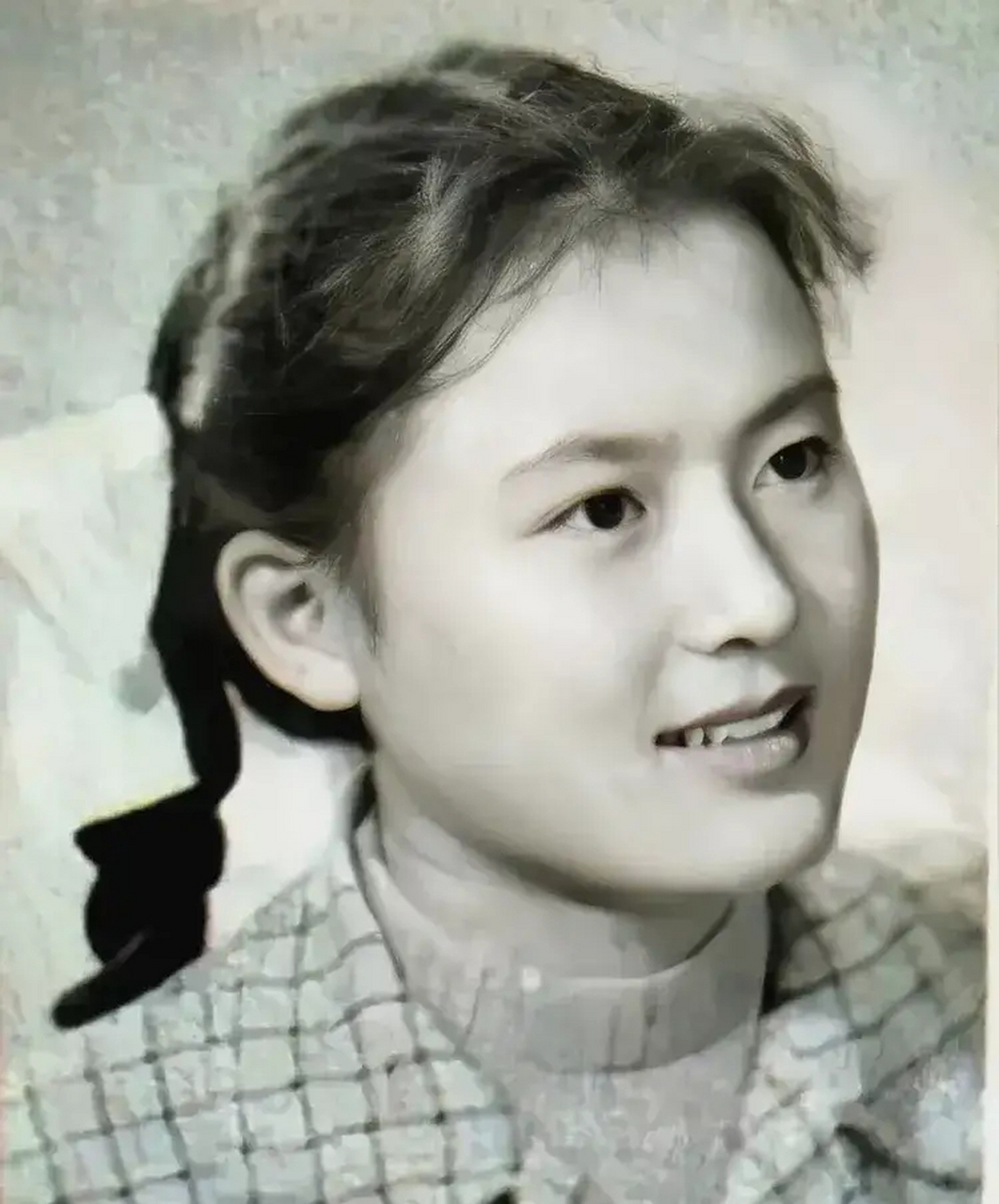 向梅老师,天津大学建筑专业的大学生,因为长相俊美,1957年被导演谢晋
