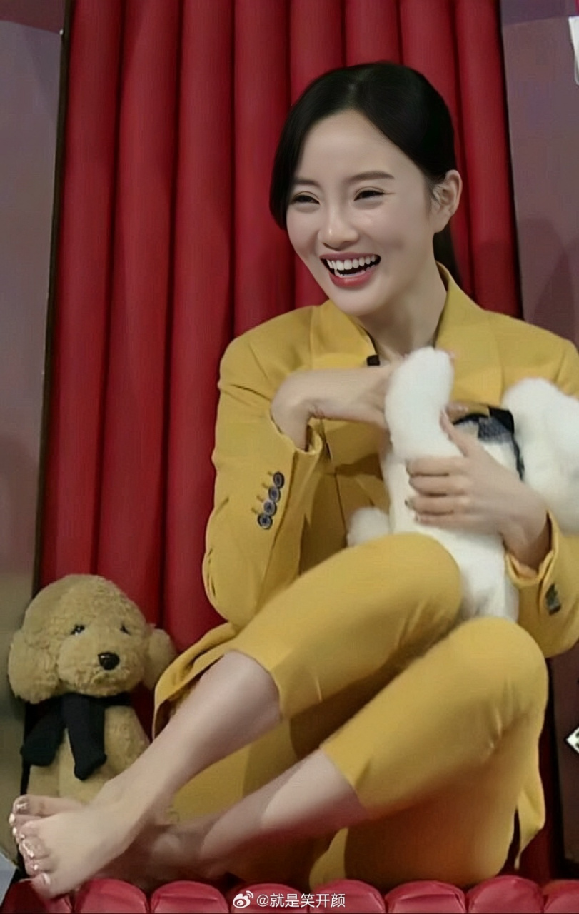 李小璐吐槽大会脱鞋露脚,不得不说姐是懂流量密码的!