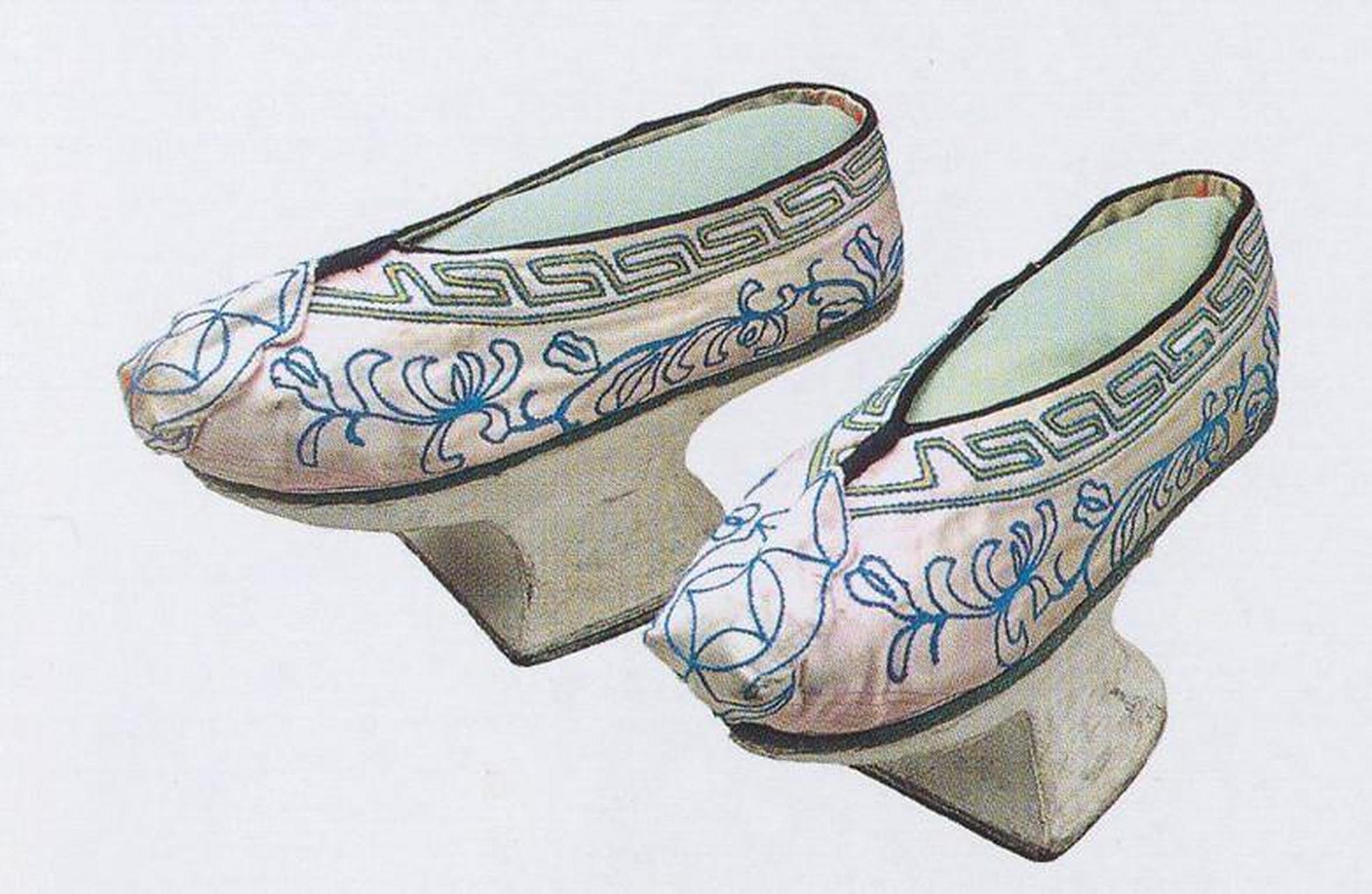 这是清宫剧里常见的"花盆底鞋",它也是清朝独有的一种鞋子旗鞋,也被称