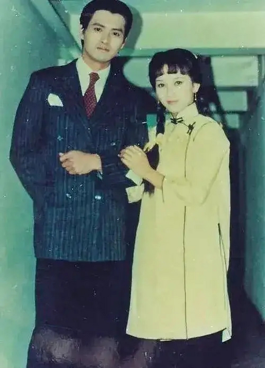 1979年,周润发和赵雅芝,这是在《上海滩》杀青发布会时两人合照.