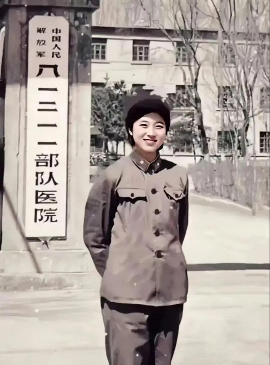 80年代,一位女兵在部队医院门前的珍贵留影.