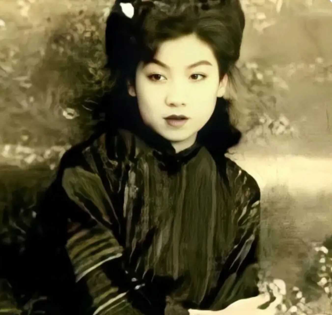 著名小品表演艺术家赵丽蓉老师年轻时候的罕见留影,可以看到年轻时候