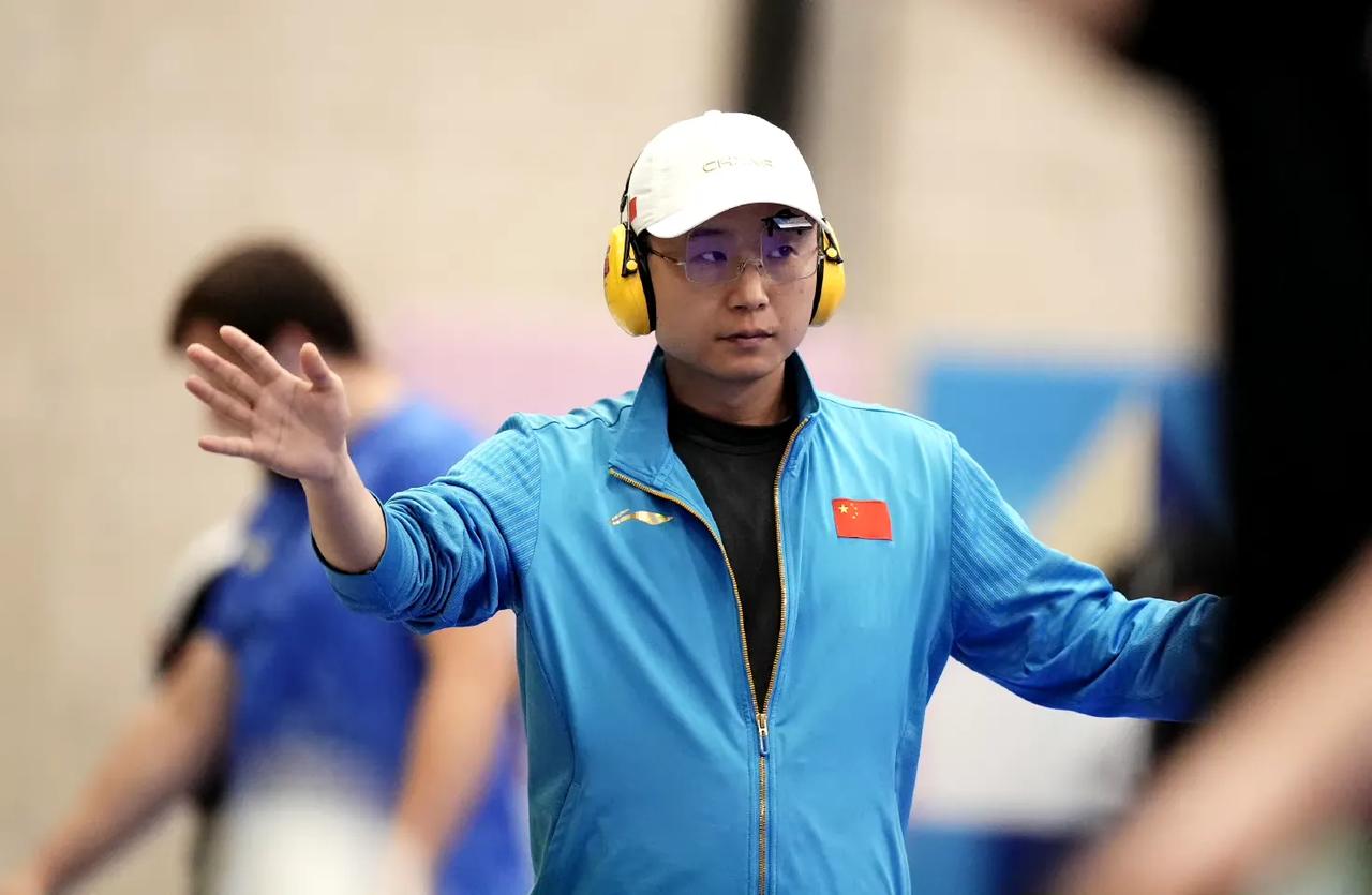 男子25米手枪速射决赛最后,中国选手李越宏终于圆满巴黎,以总成绩32