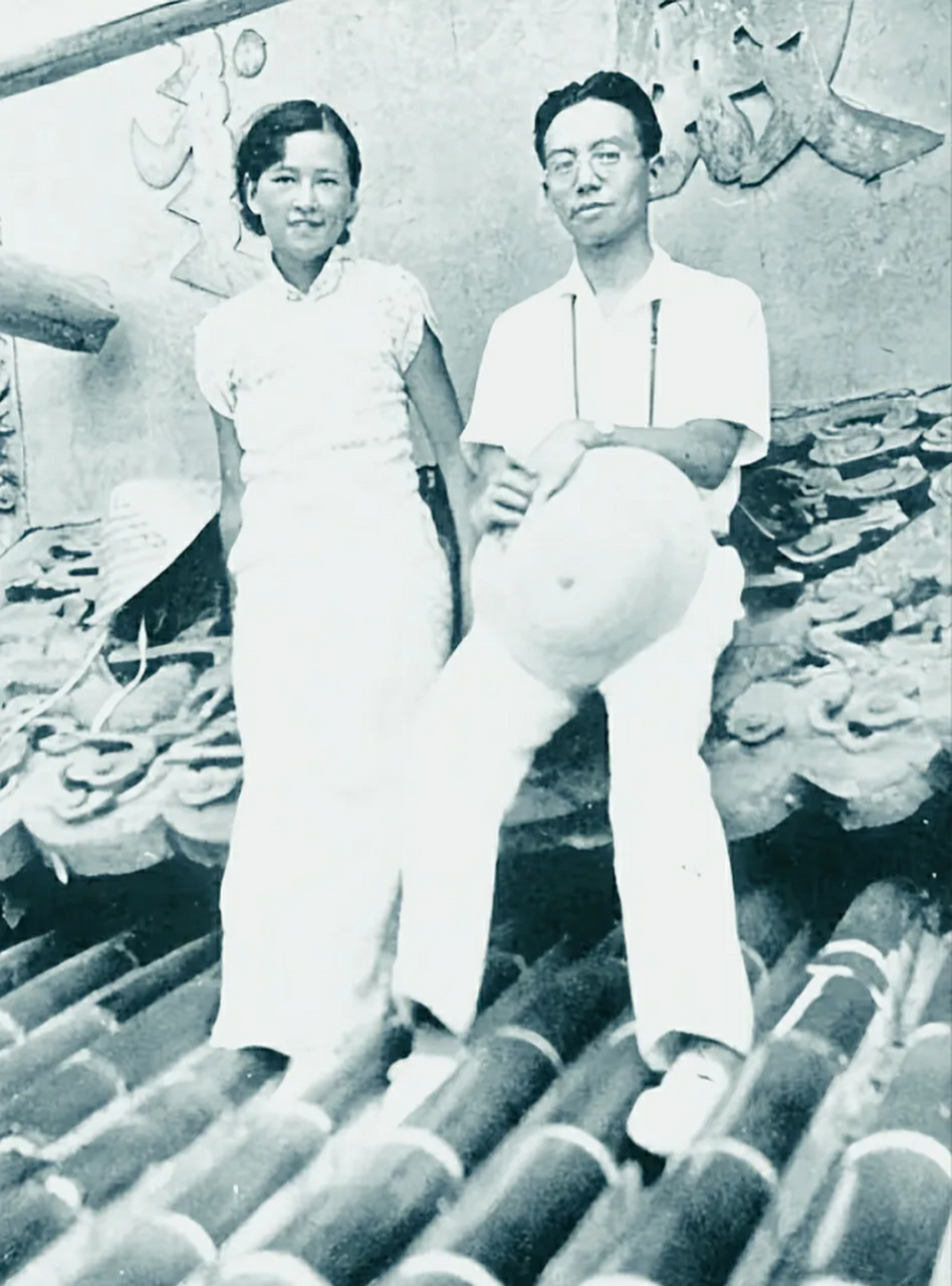 照片拍摄完,林徽因自豪地说她自己是中国历史上第一个敢于踏上皇帝