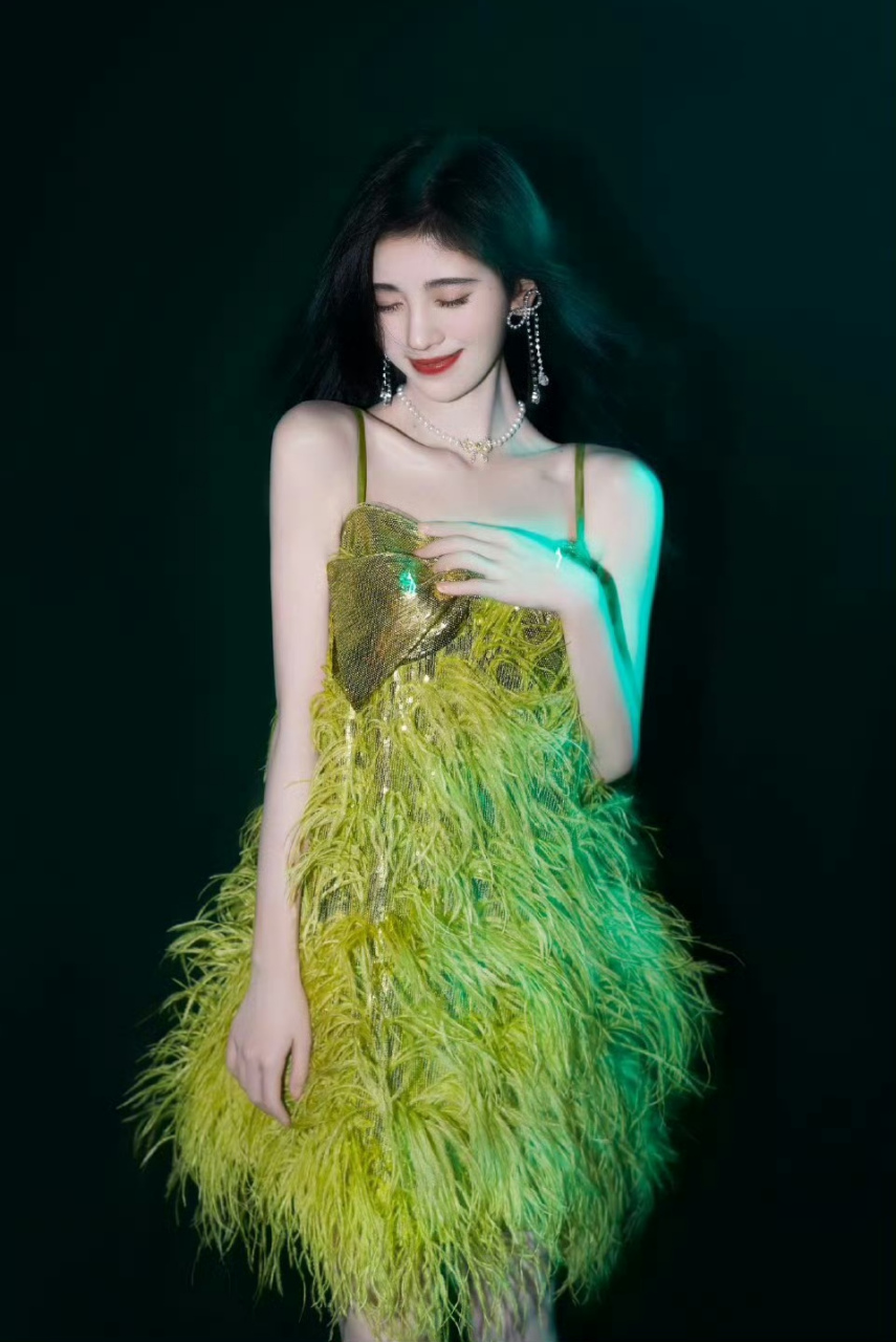 鞠婧祎,翠绿色羽毛吊带裙,性感红唇,梦幻迷人!