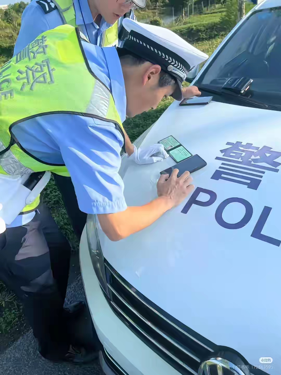 我当时心情很差,就故意神秘地跟交警说:"你迟早会落到我手里的