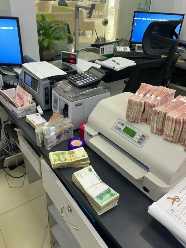 那是个晴朗下午,我在咖啡店享受拿铁时收到银行短信,账户余额骤减.