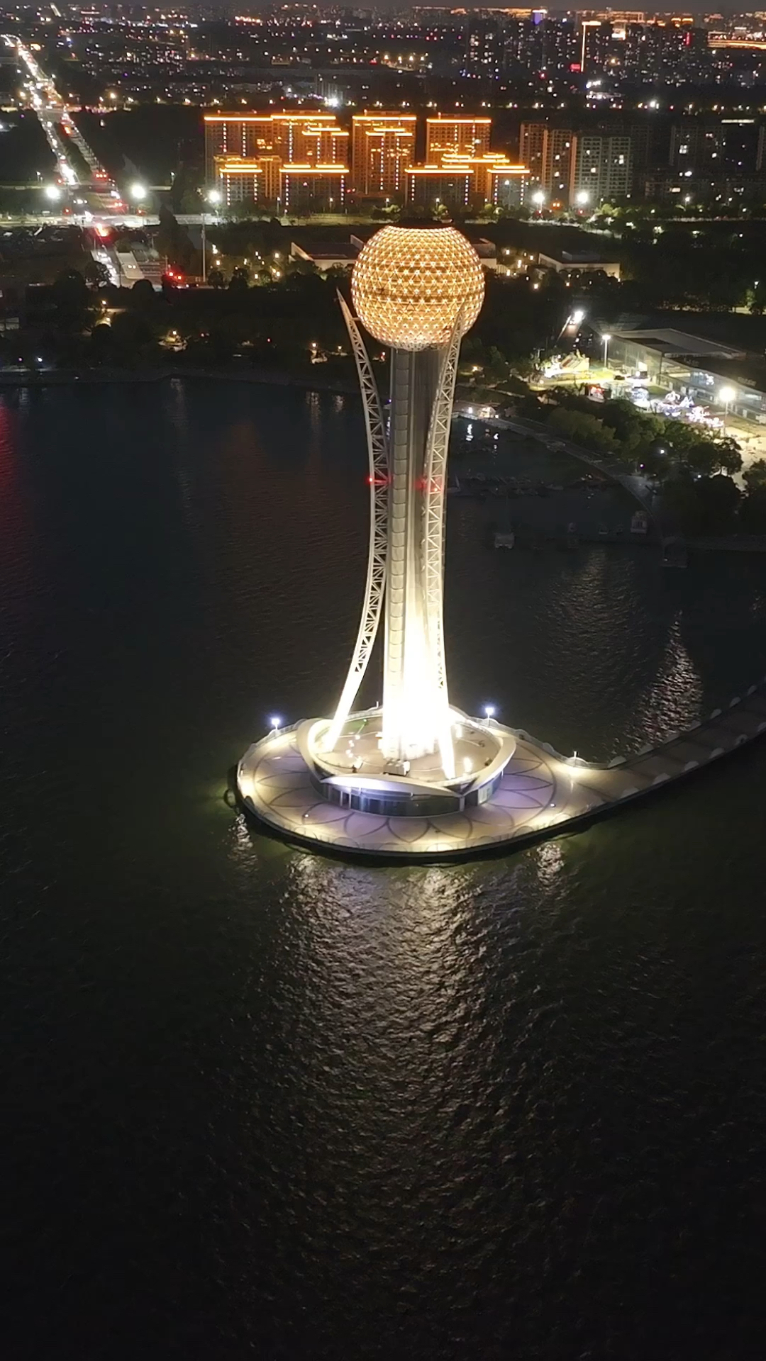 航拍常州西太湖揽月湾夜景,观光塔灯光璀璨美不胜收