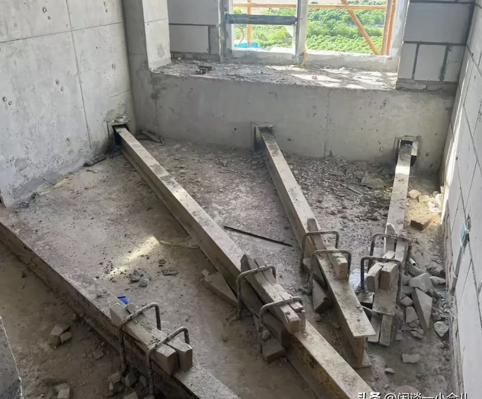 槽钢层就是在建房子的时候,利用这一层的楼面安装槽钢,以便施工时使用