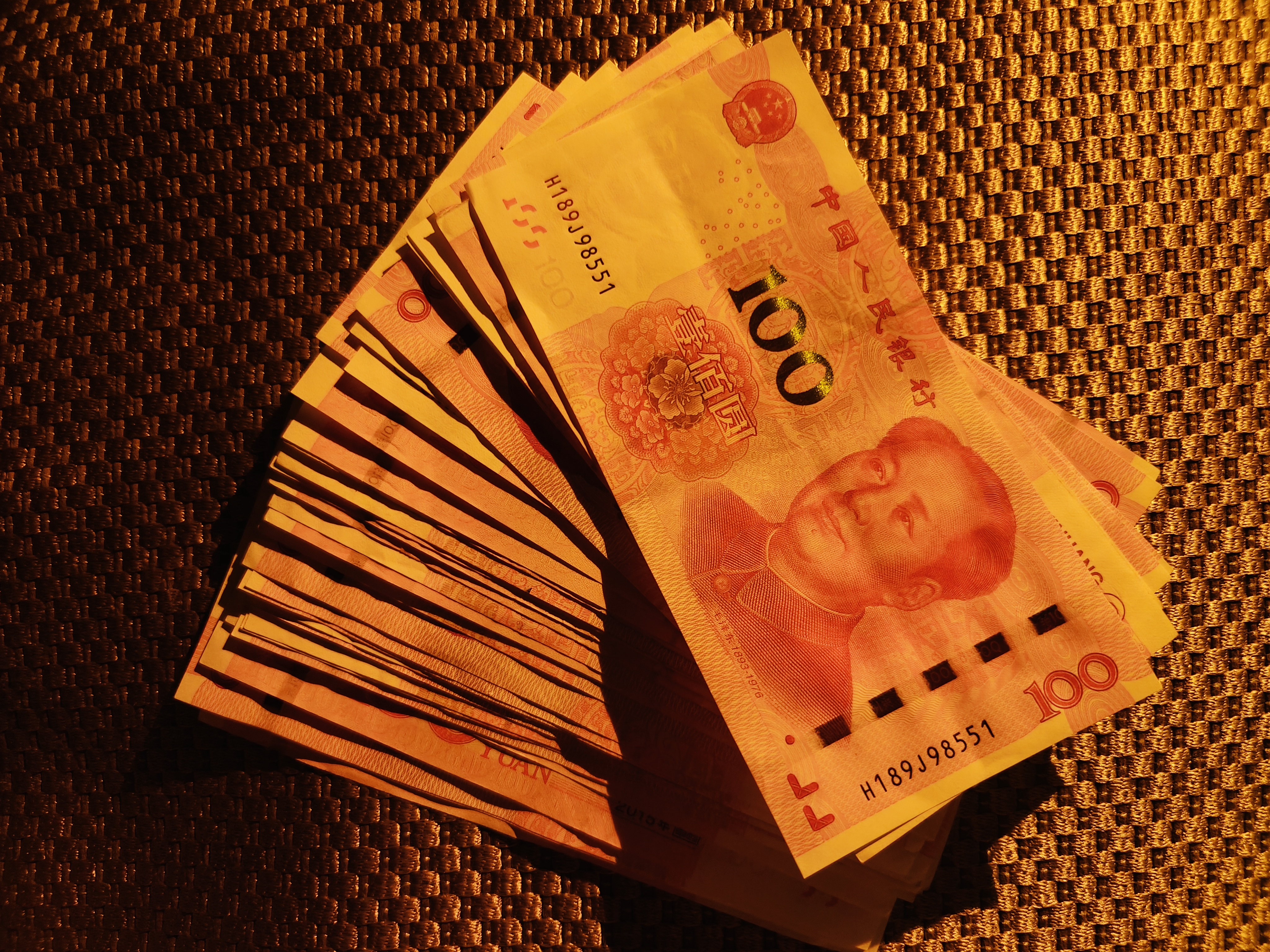 清楚记得在平时背的包里放了四千块钱,还是放在内侧带拉链的袋子里面