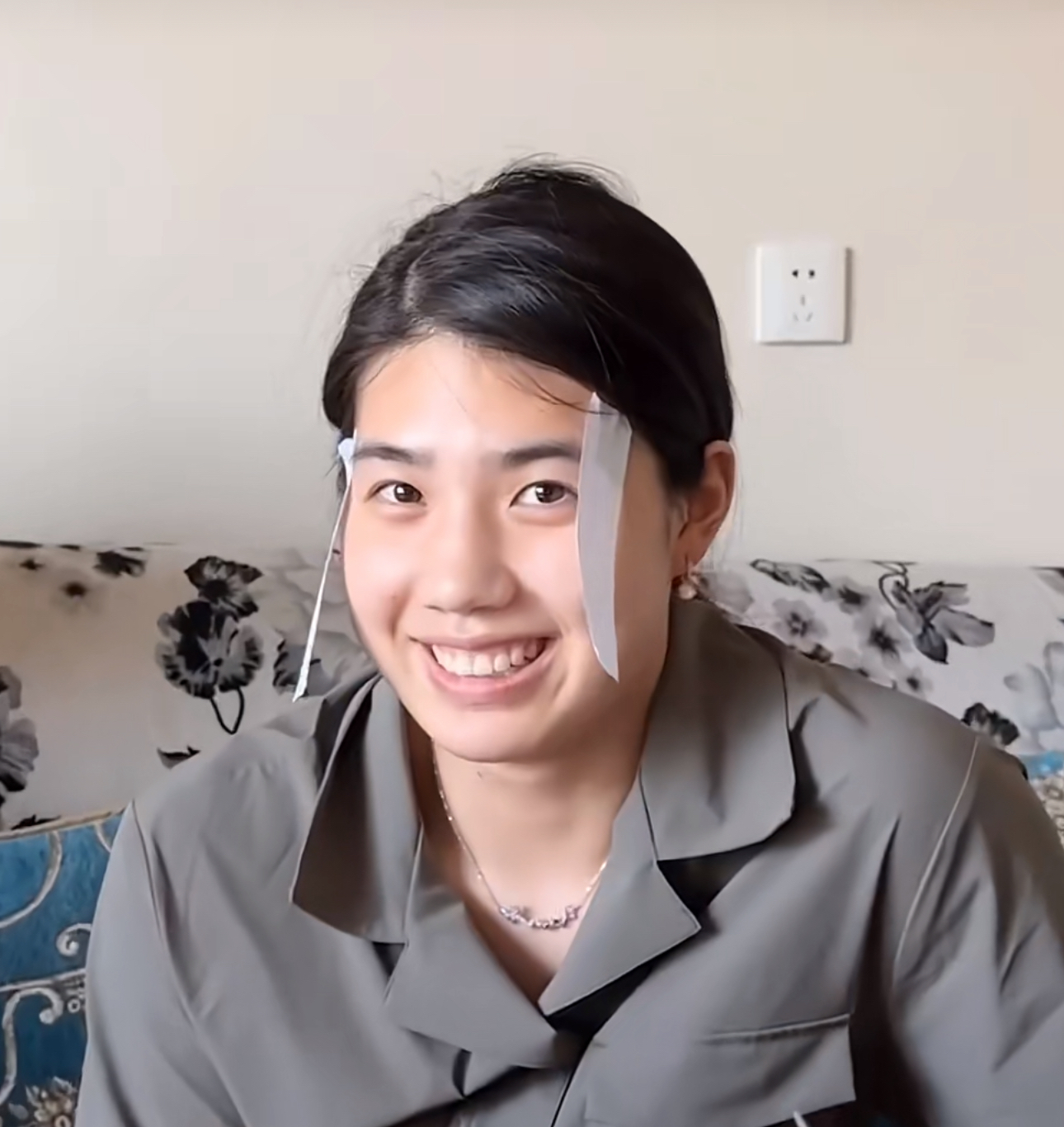 的奥运会结束了奥运健儿们都忙着自己事张雨霏和家人一起打扑克牌