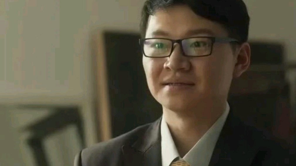 饰演周士辉的演员名为吴彼,乃是黄磊旗下签约的艺人