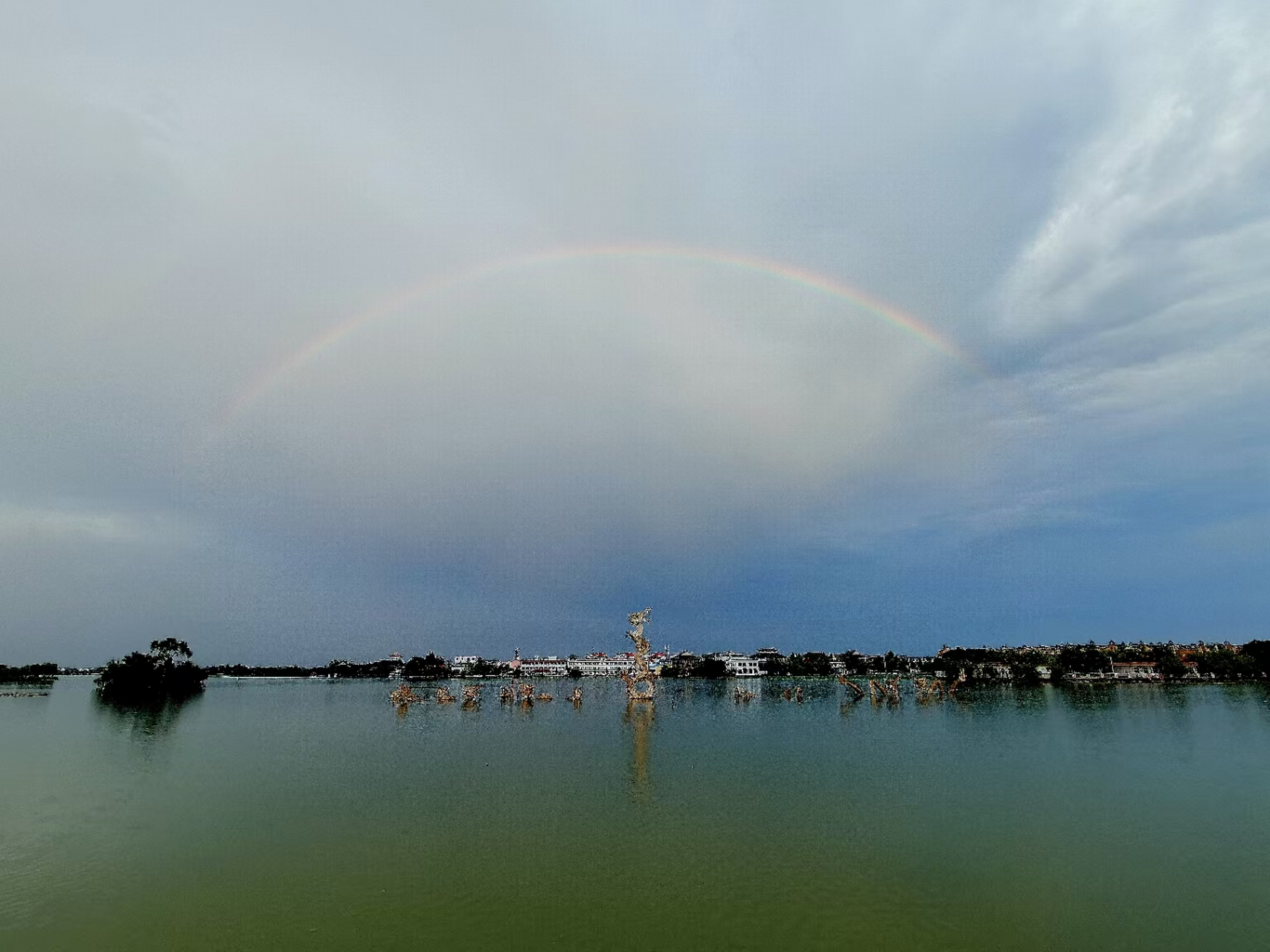 雨晴龙湖图片