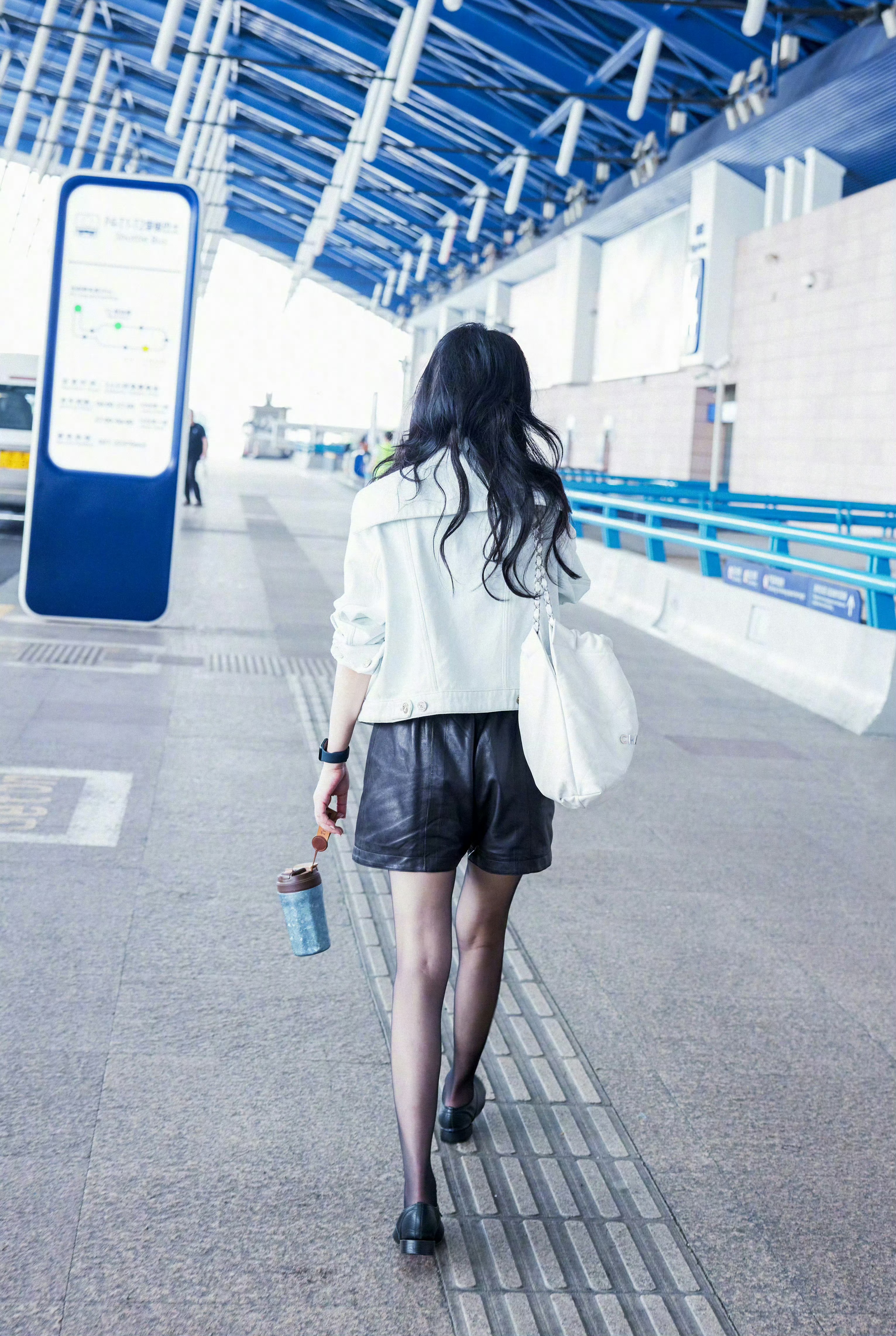 周迅,黑色皮质短裤搭配黑丝袜,平底鞋也显优雅性感!