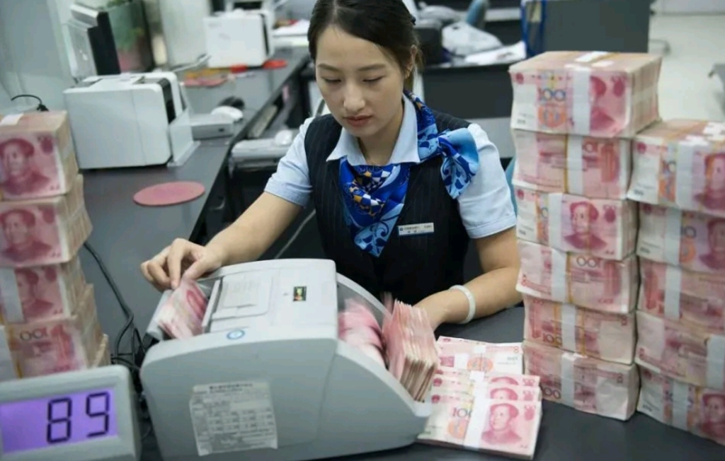 我有些犹豫,突然想起朋友的建议,于是我说:"取出来准备存到隔壁银行