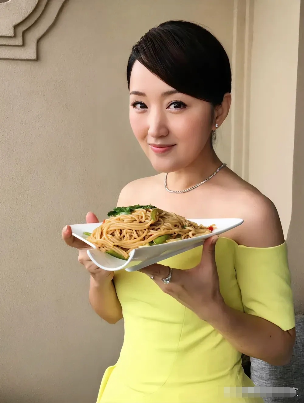 杨钰莹在别墅里吃江西炒粉!