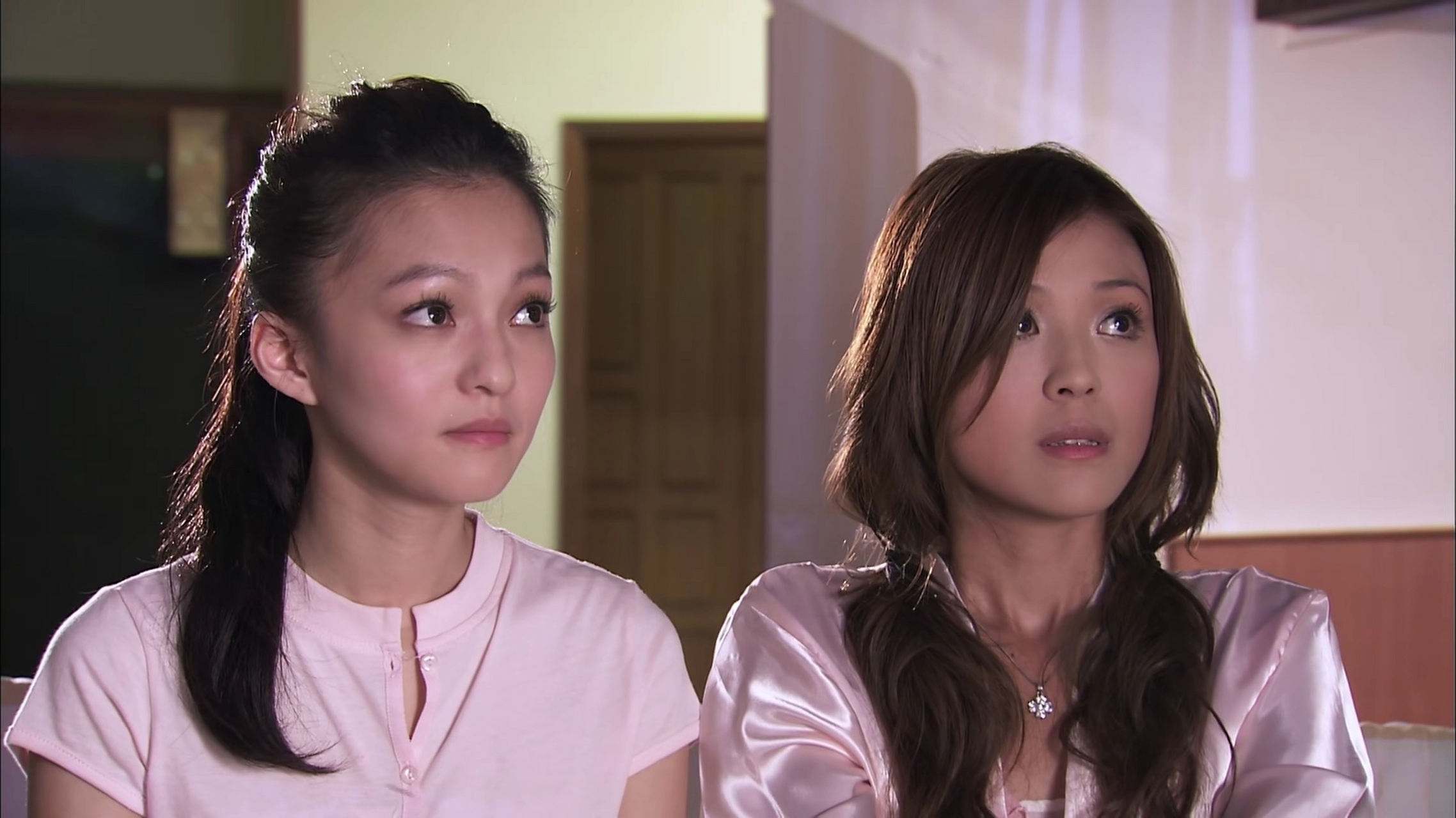 宫茉莉小时候的演员和长大以后的演员找的很用心,就连牙齿都很像.