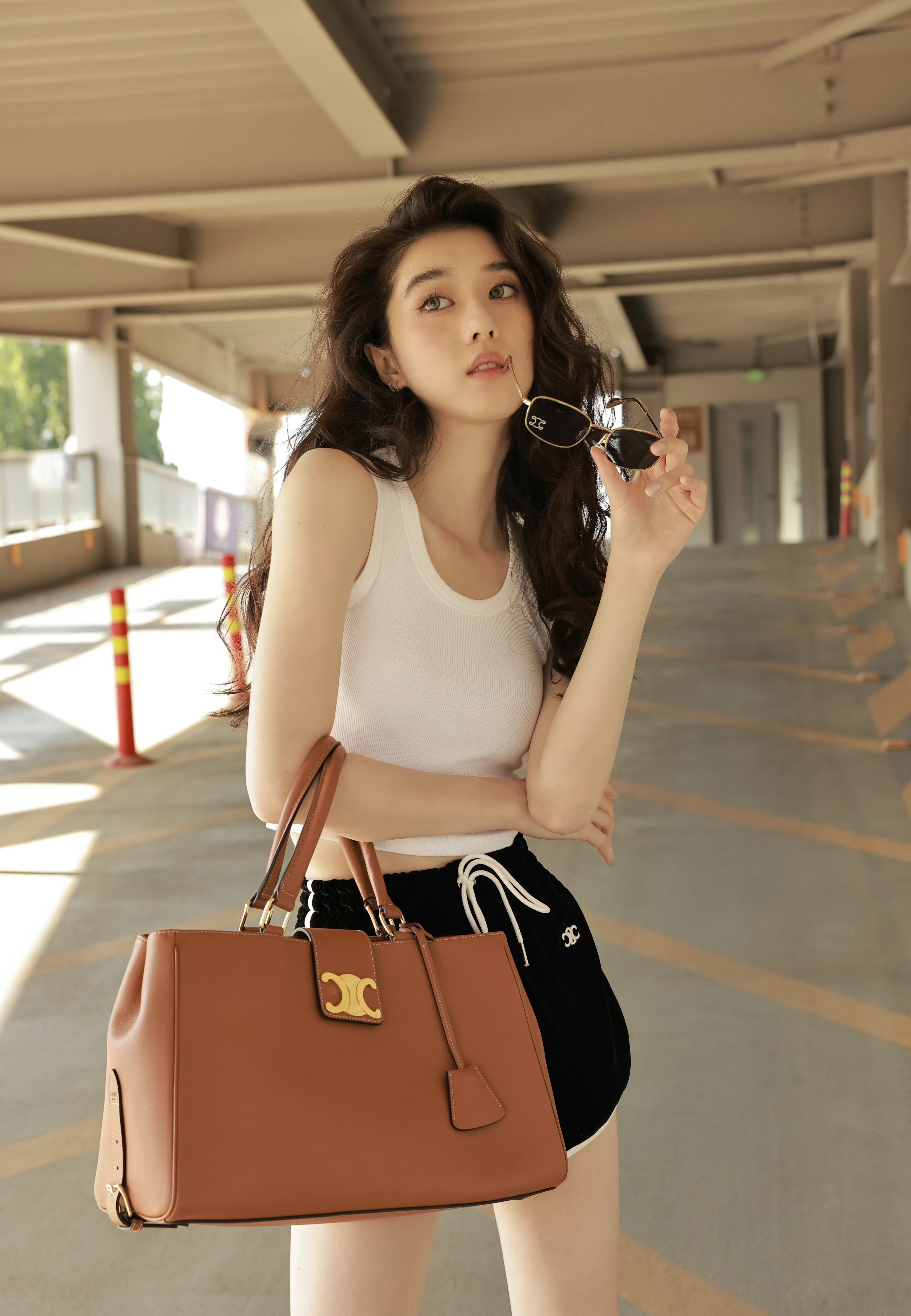 李凯馨,白色小背心搭配黑色短裤,美美美!