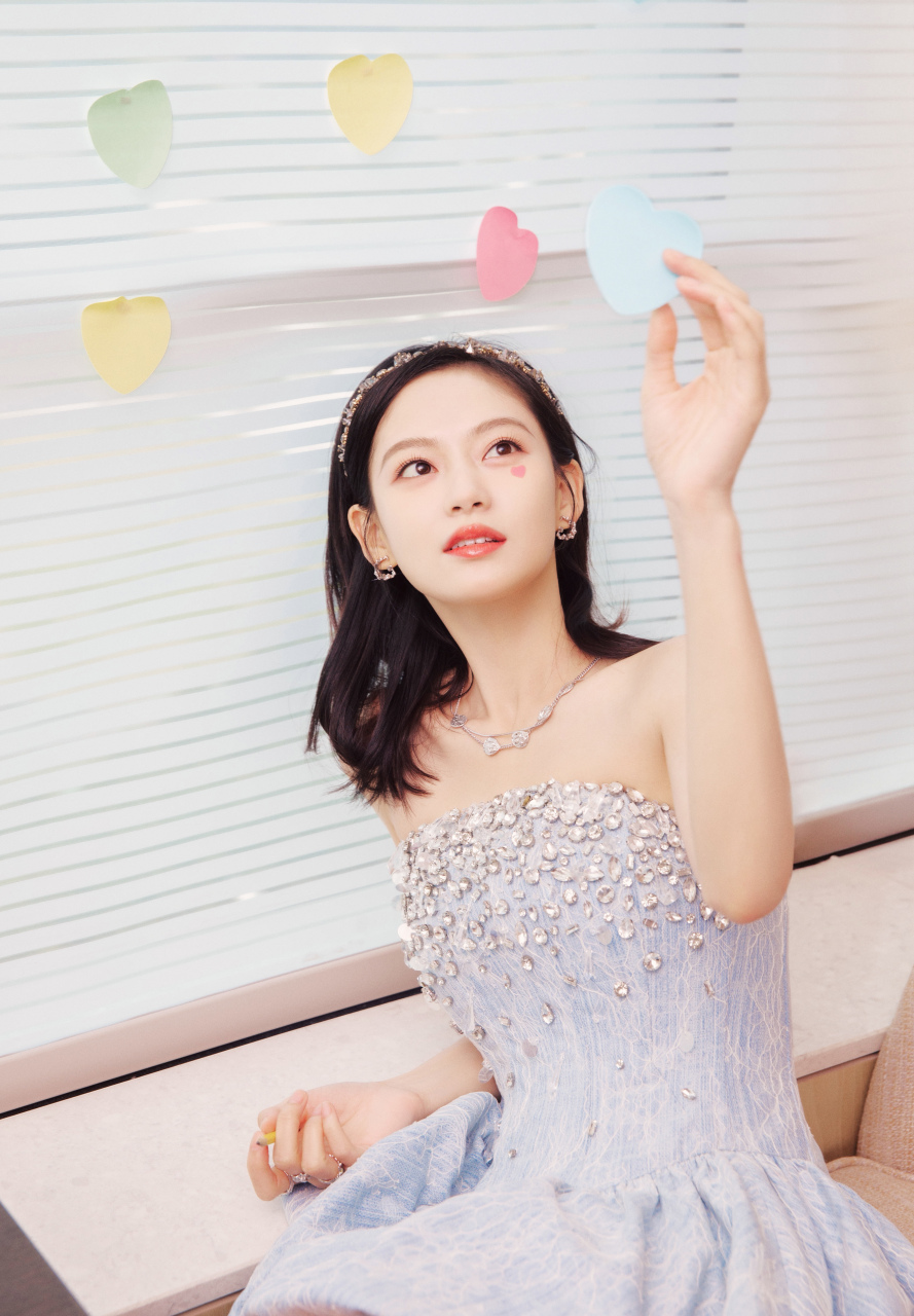 陈雨锶,蓝色亮钻抹胸短裙,手拿爱心棒棒糖,超美超可爱,清新自然!