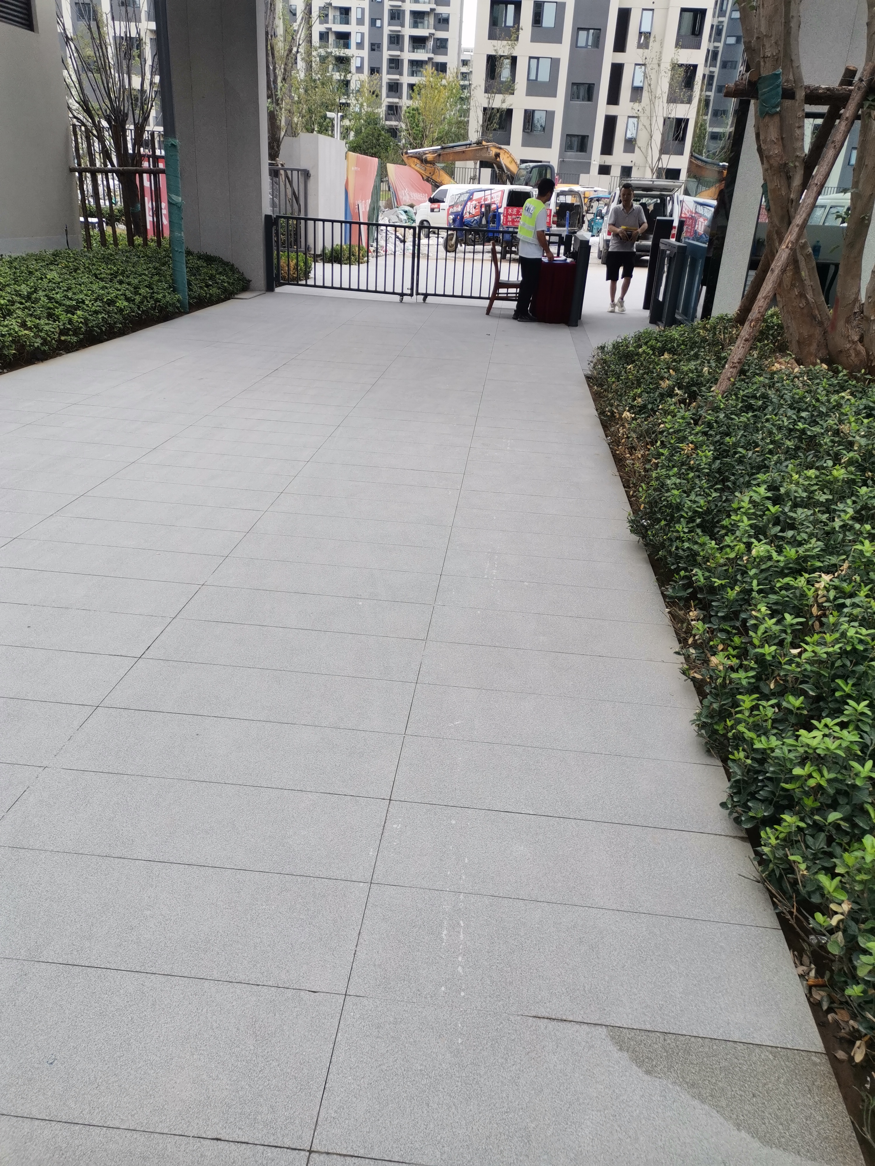 还是不让进,我说上边登记的是我儿子的小区地砖小区地面小区花岗岩