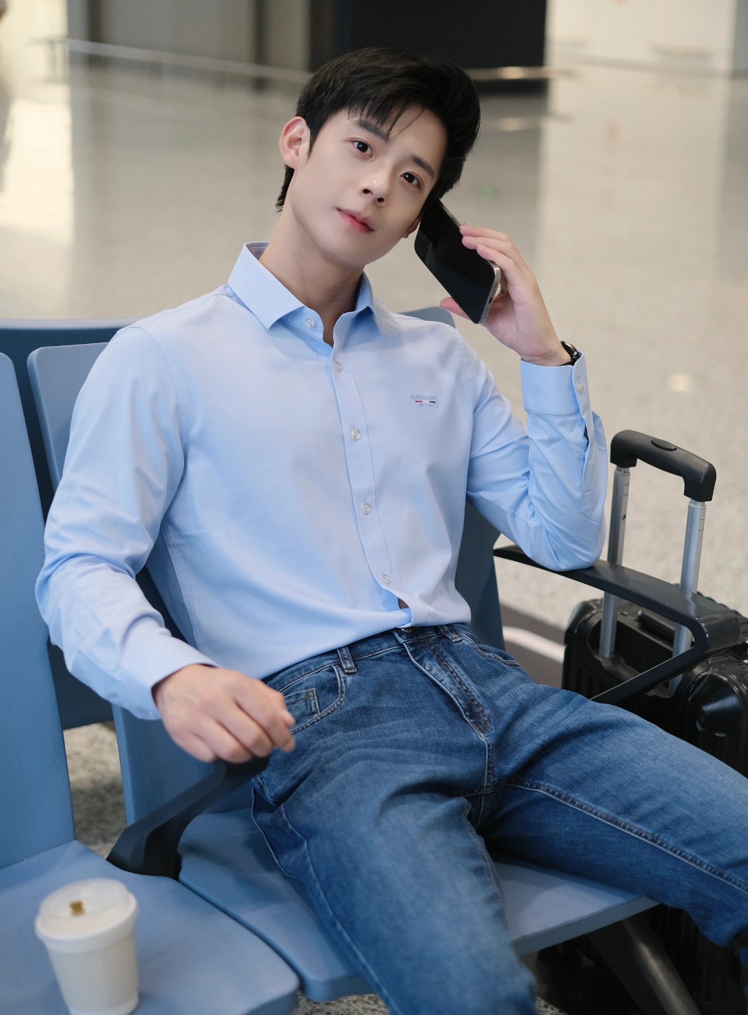 清爽干净男生的穿搭方式,浅蓝修身衬衫搭深蓝修身牛仔裤,超显酷