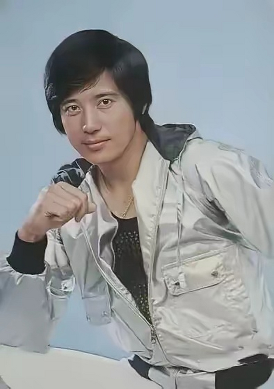 秦汉在今天可能不会太红,相貌平平,身高也不突出